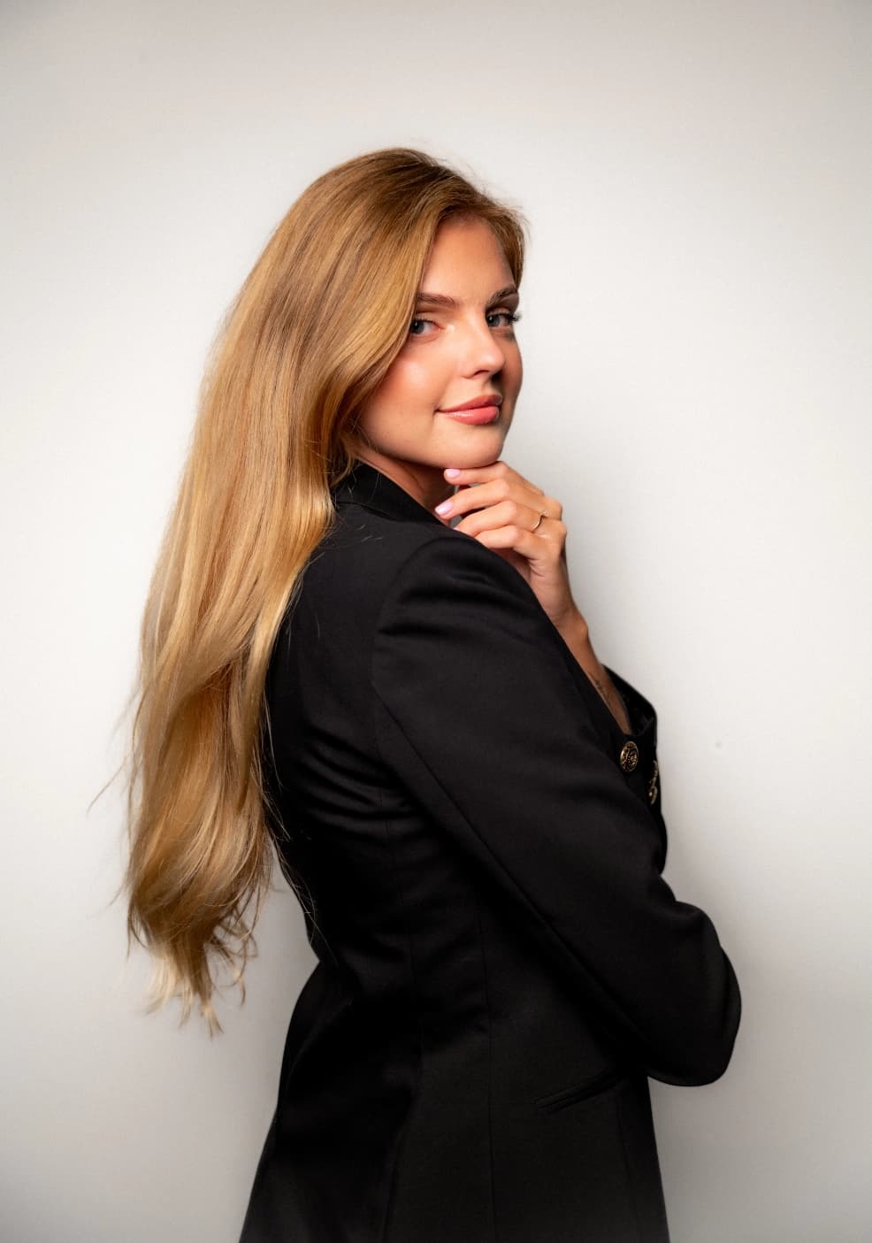 Iga Kiedrowska, właścicielka studia, w czarnej marynarce